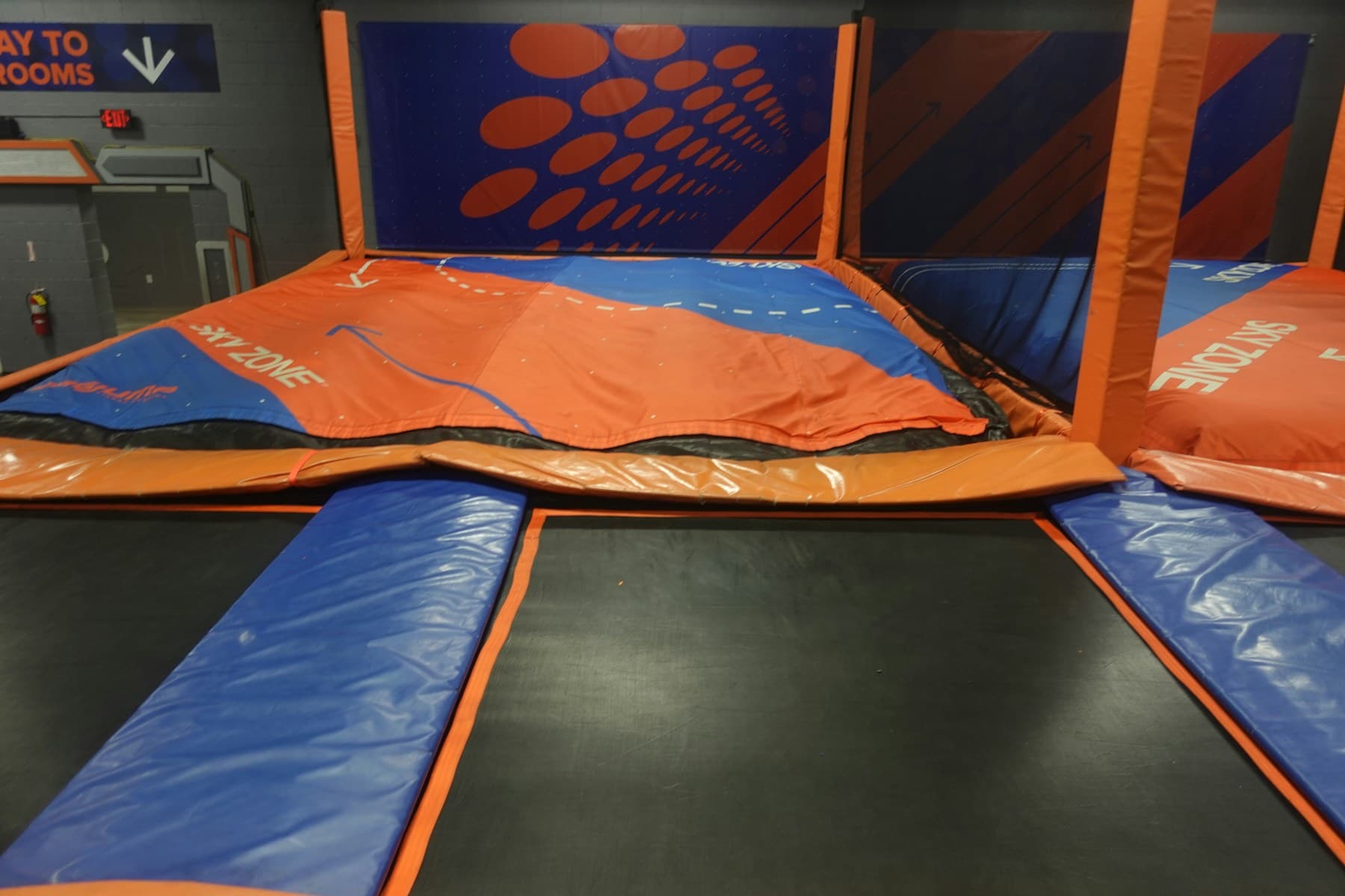 Djeca skaču u modernom zatvorenom trampoline parku